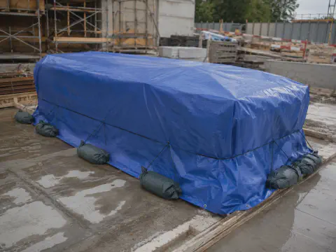 Construction cover fabric fixed on site with edge protection and temporary fastening